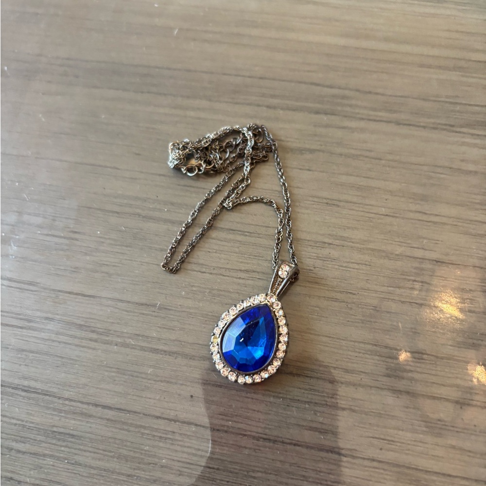 Elegant Blue Pendant Necklace